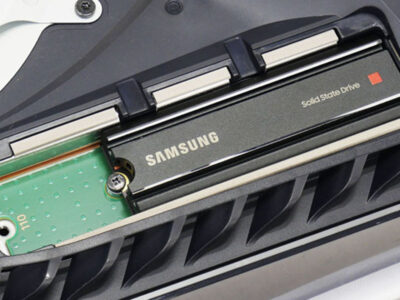 Samsung 980 Pro 1TB SSD monterad i Playstation 5.