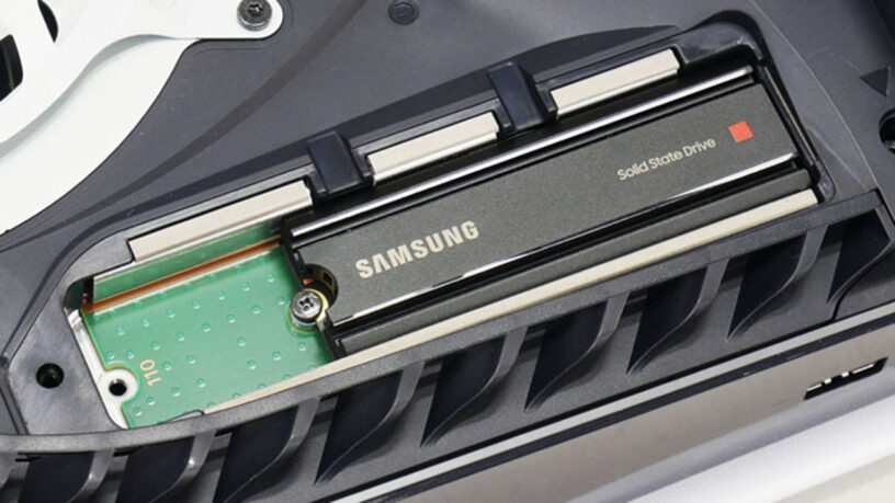 Samsung 980 Pro 1TB SSD monterad i Playstation 5.